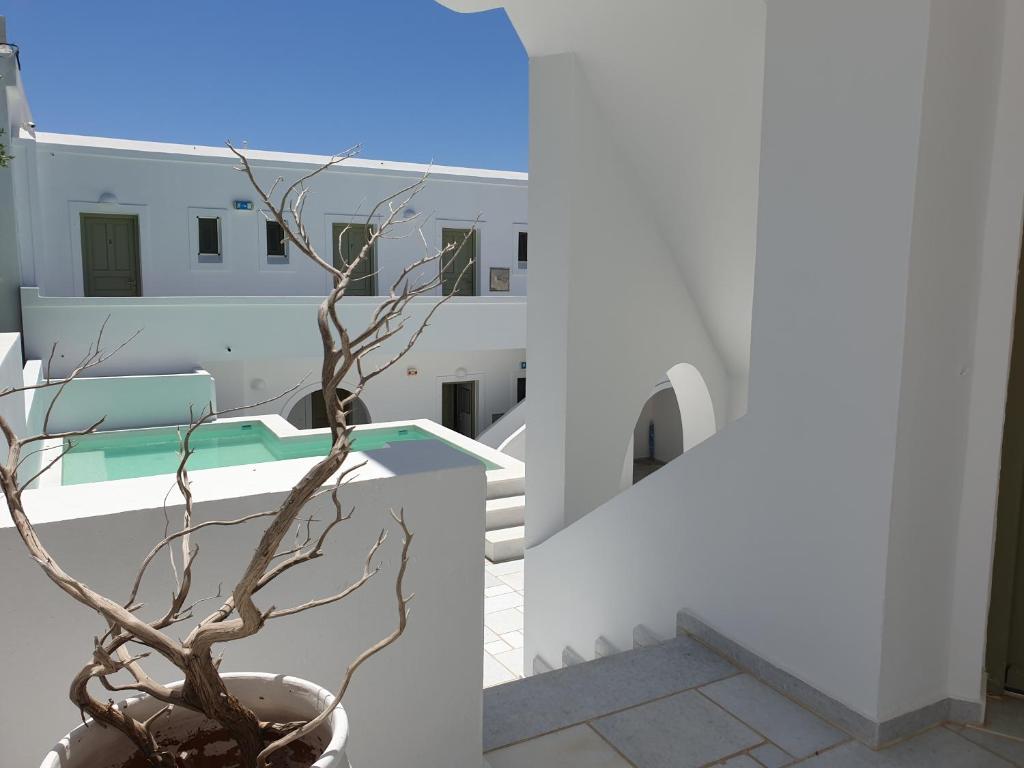 安迪帕罗斯岛阿特米斯酒店的从种植植物的房子的阳台上可欣赏到风景