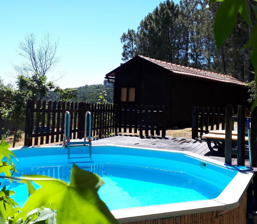 拜昂Casinha do Cedro的一座带房子的游泳池