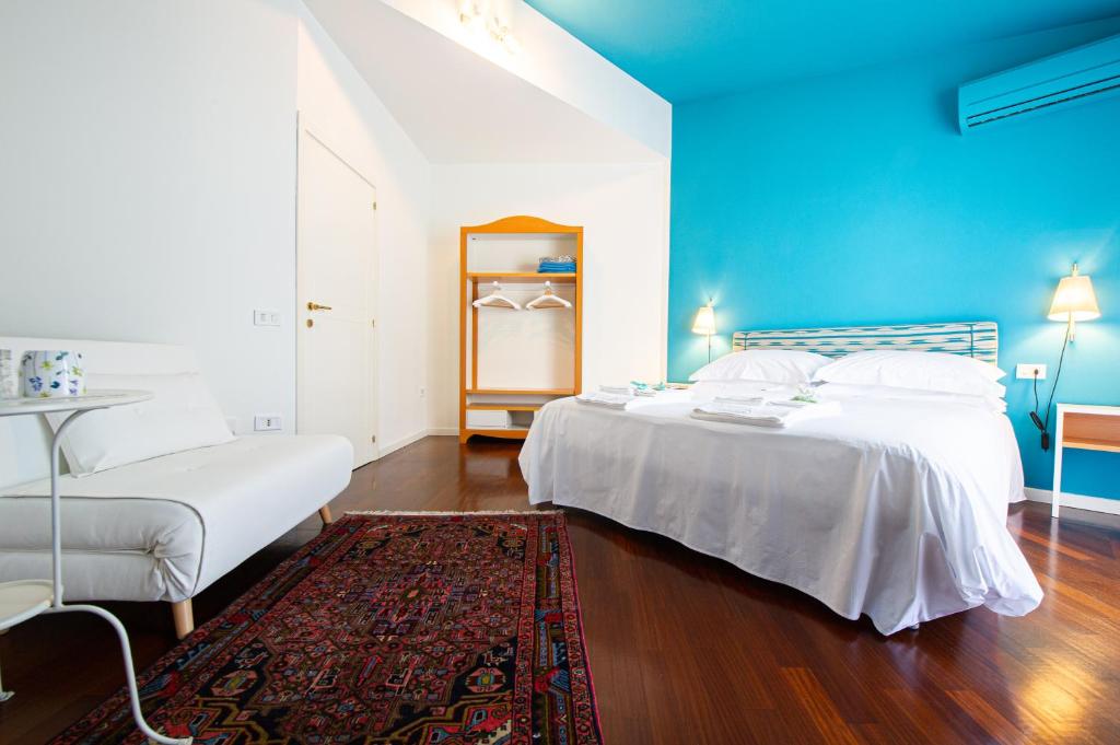 法诺L'Angolo di Lore B&B的一间卧室设有两张床和蓝色的墙壁