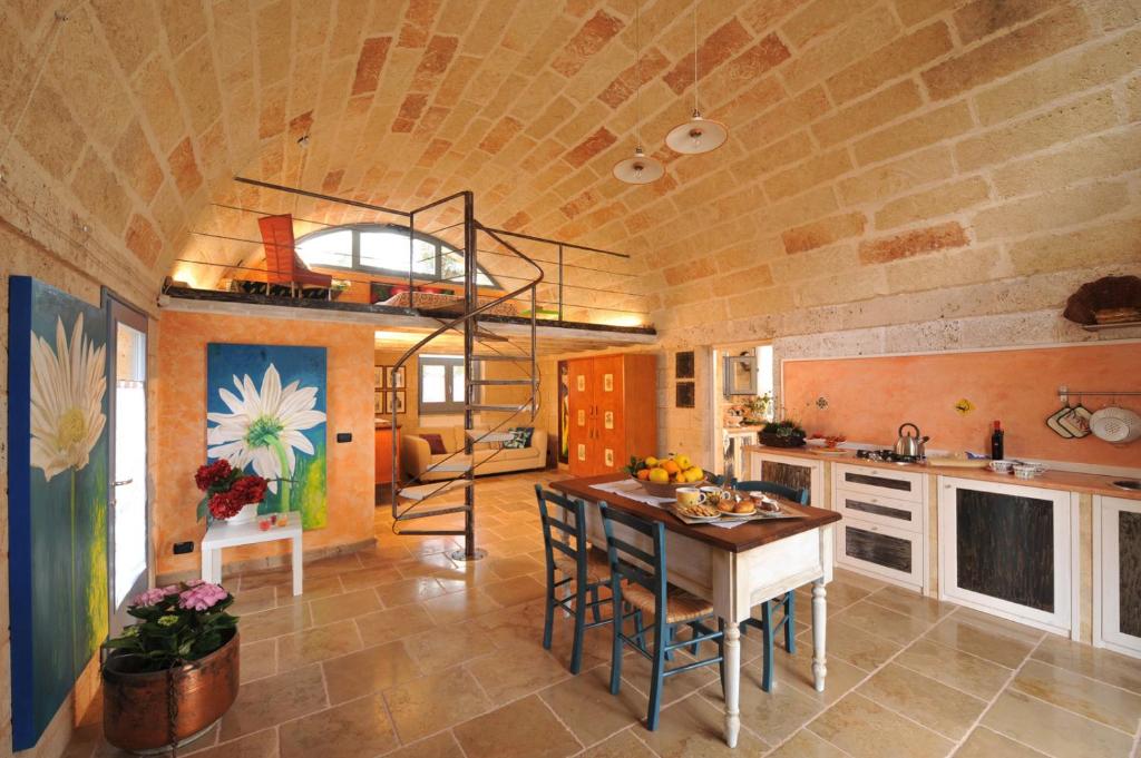 斯蓬加诺卡福格丽优维度假屋的一间厨房,内设桌子和螺旋楼梯