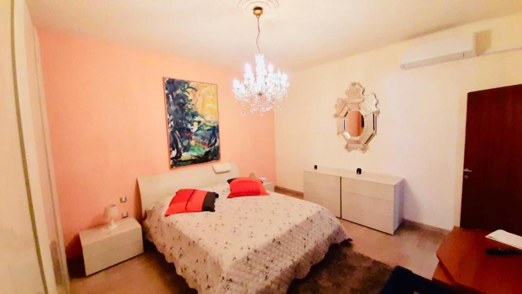 威尼斯Ca’Tronconi ai Frari的一间卧室配有一张床和一个吊灯