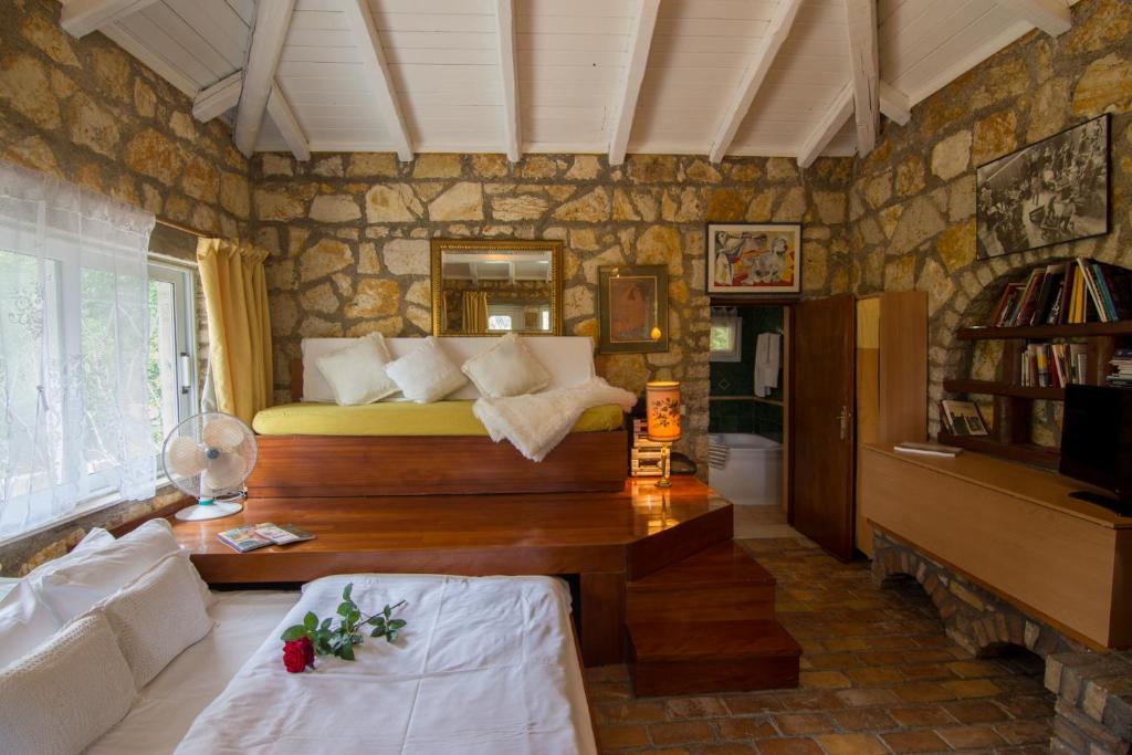 MantoúkionCorfu Town Mini Villa Private Pool Gardens的卧室配有一张石墙床