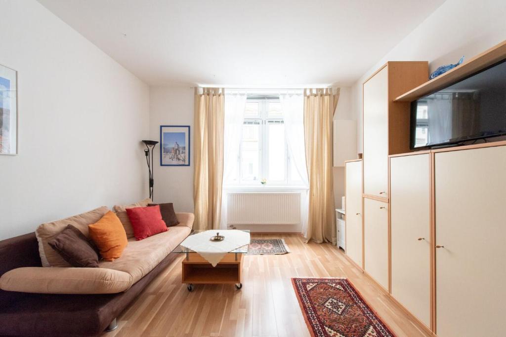 维也纳Vienna 1030 Apartment的客厅配有沙发和桌子