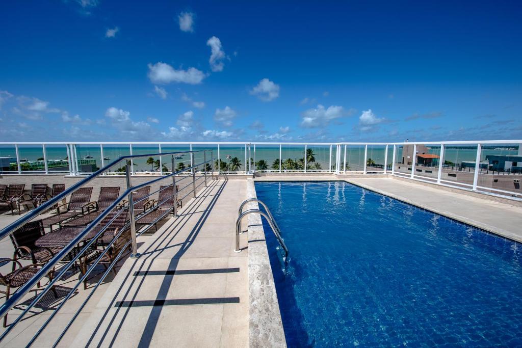 若昂佩索阿Tambau Beach Hotel的游轮上带游泳池的阳台