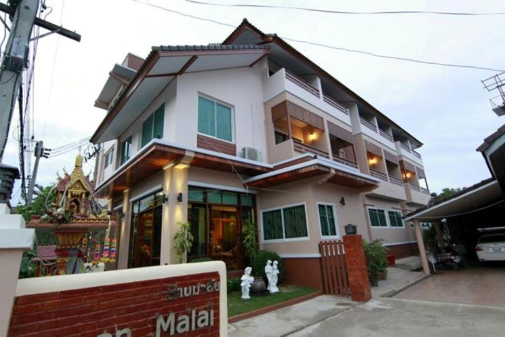 清莱Baanmalai Hotel Chiangrai的前面有标志的白色房子