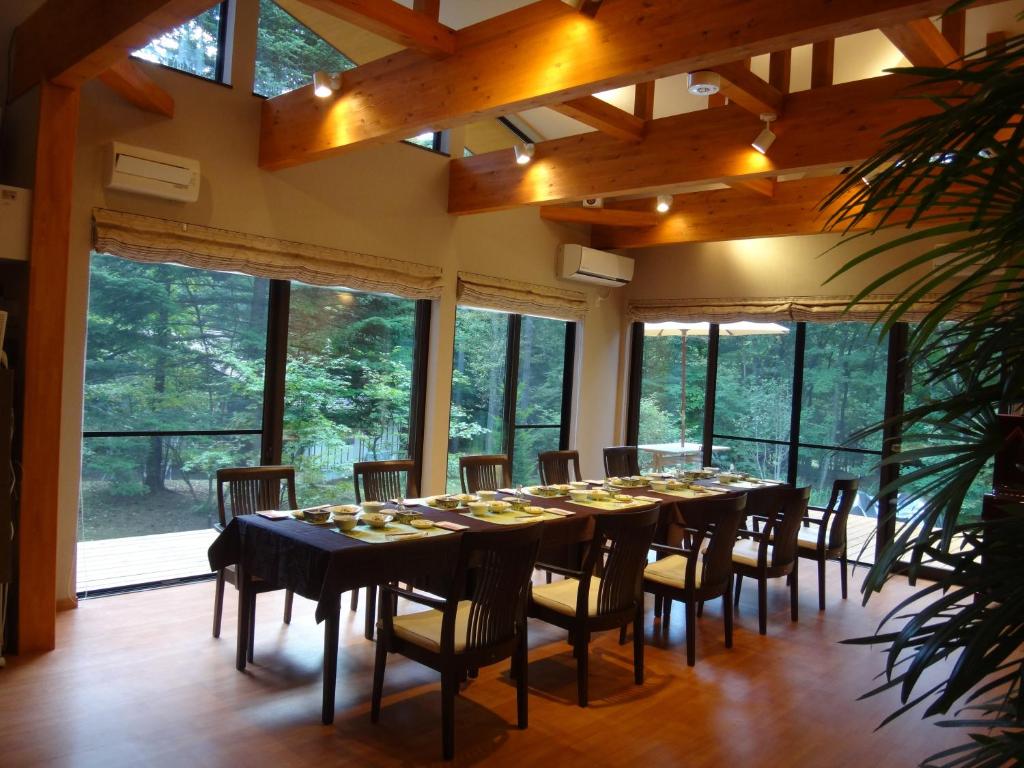 轻井泽海奇安住宿加早餐酒店的一间带长桌和椅子的用餐室