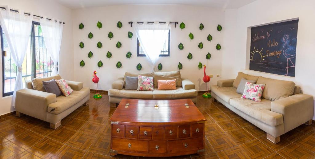 巴利亚多利德Casa Flamingo的客厅配有两张沙发和一张咖啡桌