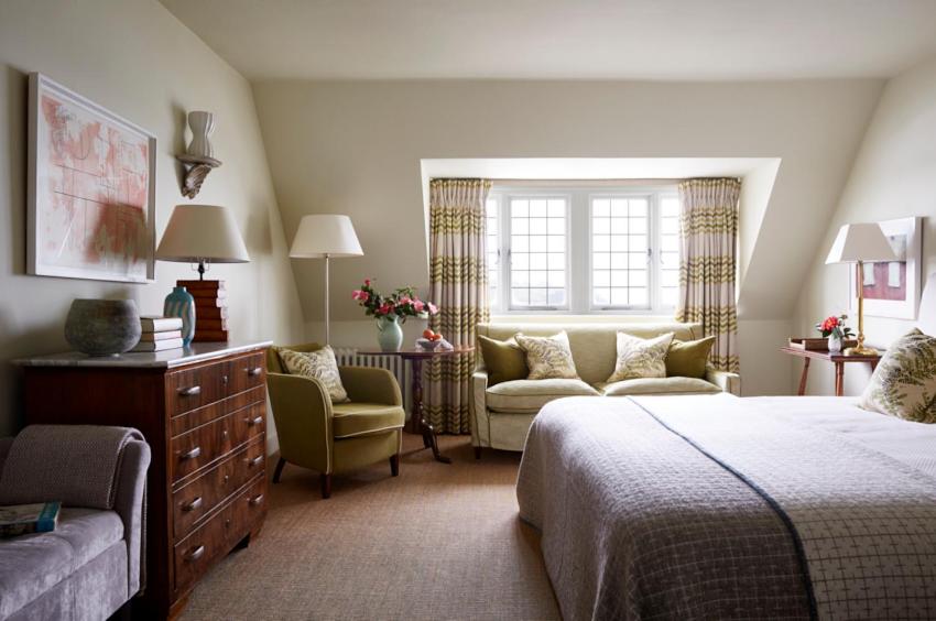 圣莫斯Hotel Tresanton的一间卧室配有一张床、一张沙发和一把椅子