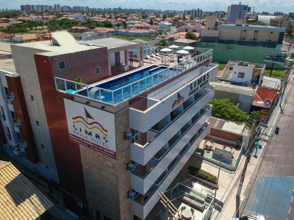 阿拉卡茹西马斯普拉亚酒店的享有酒店上方的游泳池景致