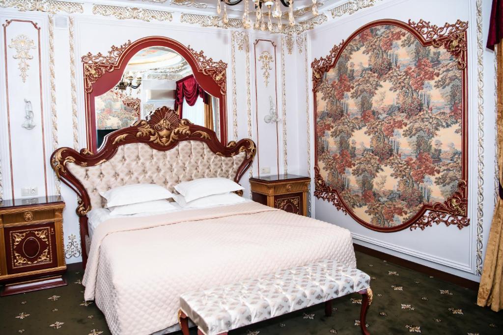 阿斯塔纳雄狮酒店的卧室配有白色的床和镜子