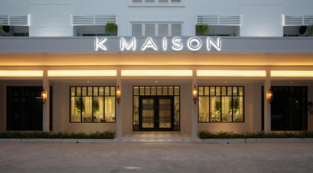 曼谷K Maison Boutique Hotel的带有读取k任务的标志的建筑