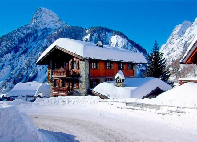 库马约尔巨人之齿酒店的一座被雪覆盖的建筑,背景是群山