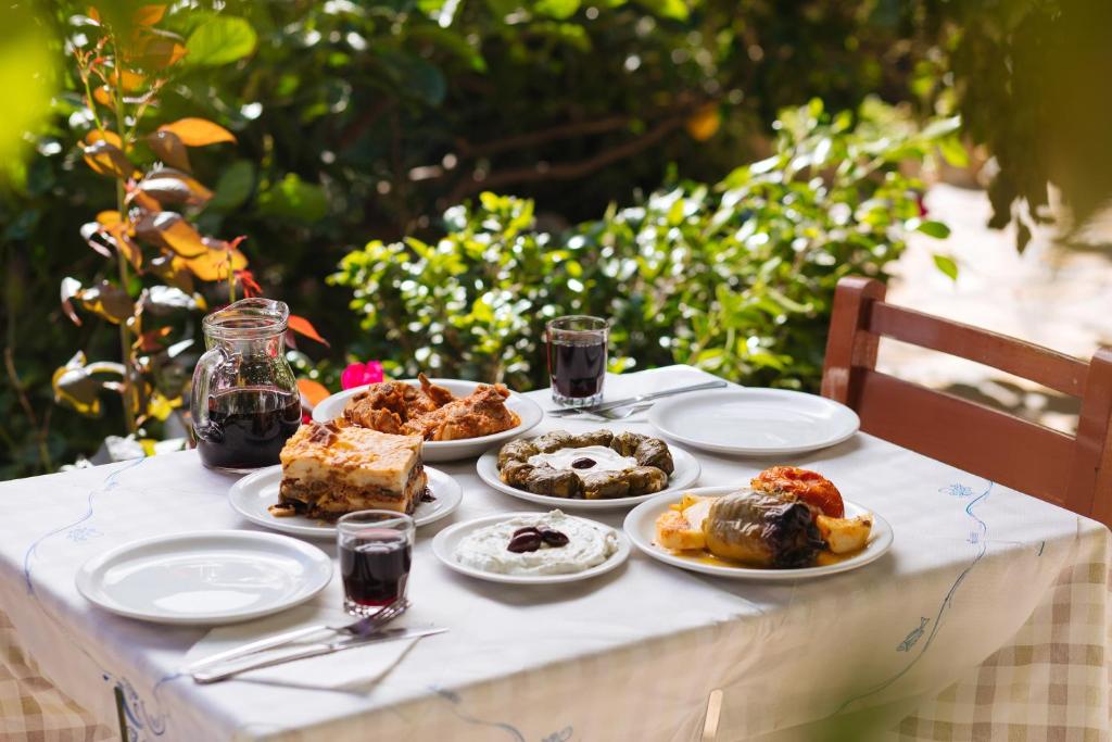PreveliDionyssos Rooms Preveli Crete的一张桌子,上面有四盘食物