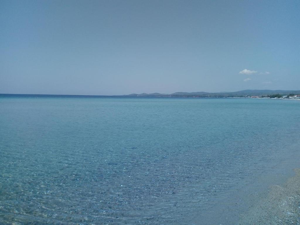 尼基季Ioannas的一片大片的蓝色海水,一片海滩