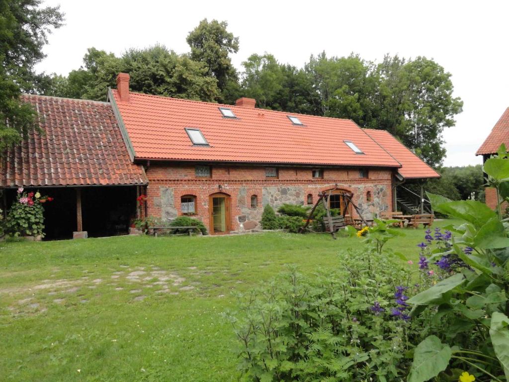 Sądry扎葛洛达瓦特里民宿的一座红屋顶的老砖房