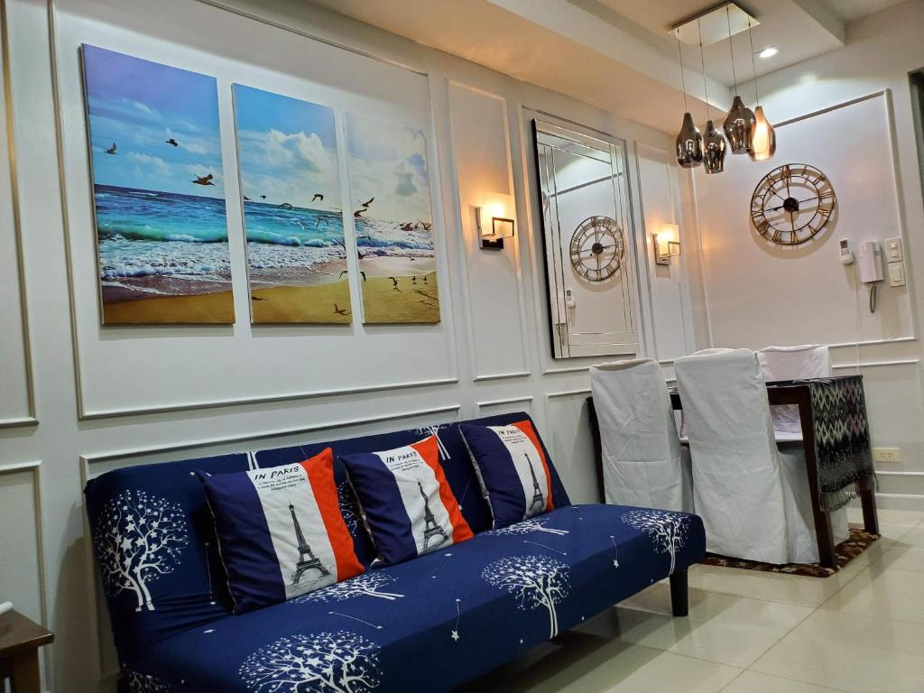 马尼拉Shell Residence Manila的客厅配有蓝色的沙发和桌子