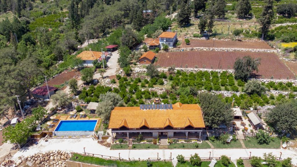 凯麦尔Hotel Casa De Padre的享有带游泳池的房屋的空中景致