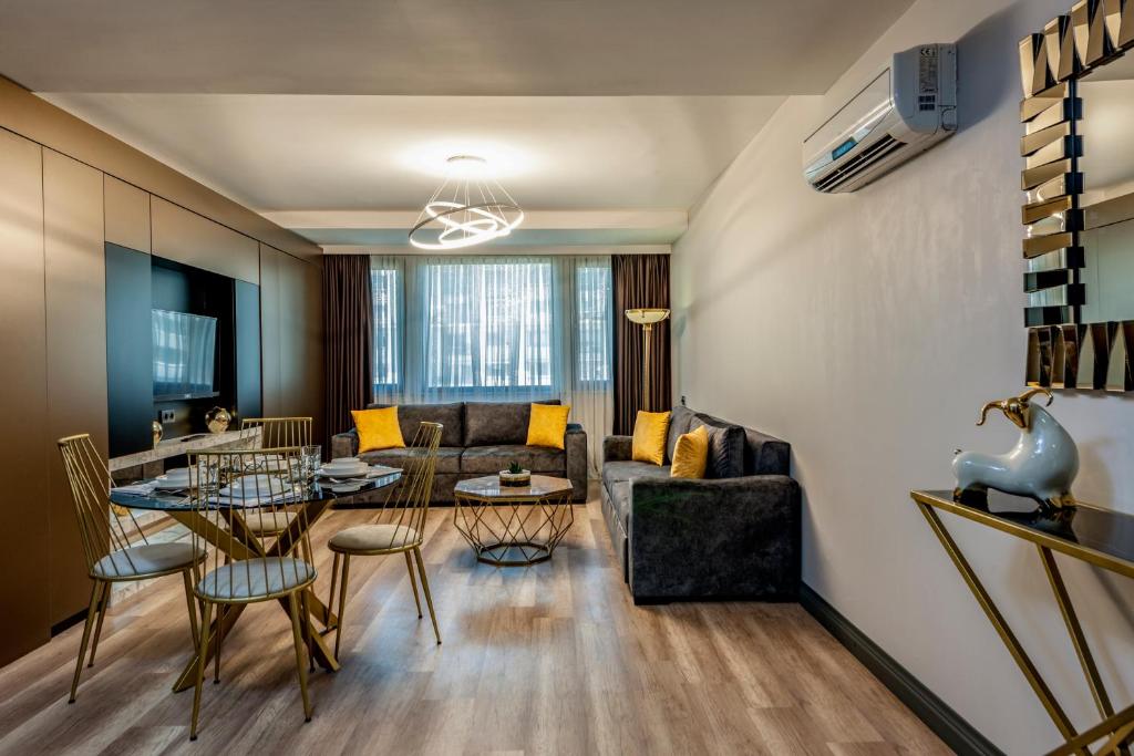 伊斯坦布尔阿宫殿套房公寓式酒店的客厅配有桌子和沙发