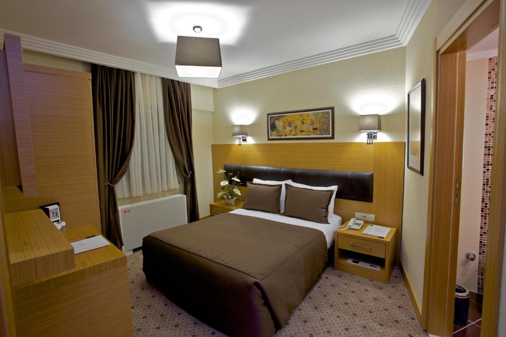 伊斯坦布尔美里拉亚老城区酒店的酒店客房,设有床铺和床头柜