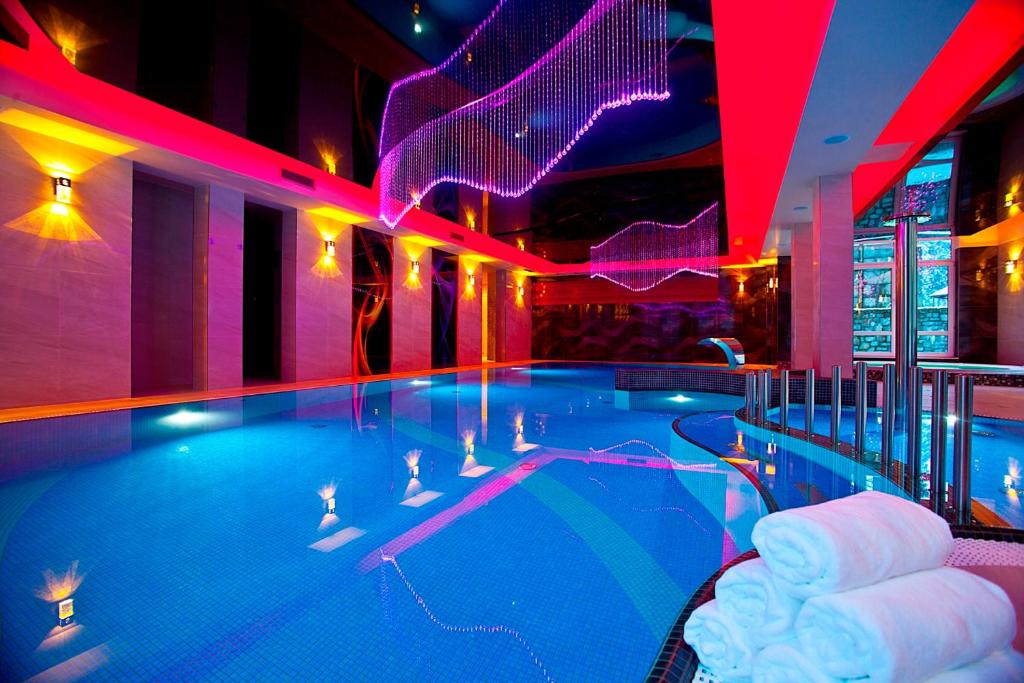 斯克拉斯卡波伦巴KRISTINA Willa & Spa的红灯在酒店的一座大型游泳池