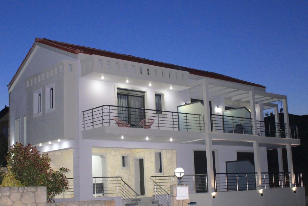 圣尼古拉奥斯Anemos Luxury Apartments的白色的公寓大楼设有大阳台