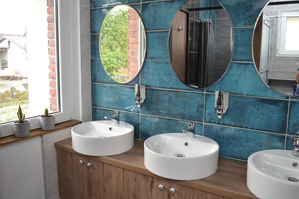 巴伊纳巴什塔Mystic River Design Hostel的浴室设有2个水槽和2面镜子