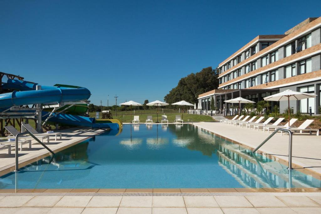 阿尔米隆温泉Salinas del Almiron Resort Termal的一座带滑梯的游泳池
