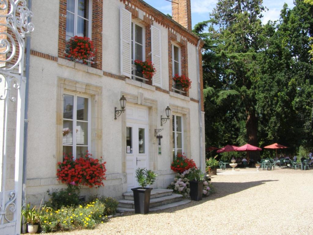 Cléry-Saint-AndréLogis Hotels Restaurants- Villa des Bordes的前面有鲜花的建筑