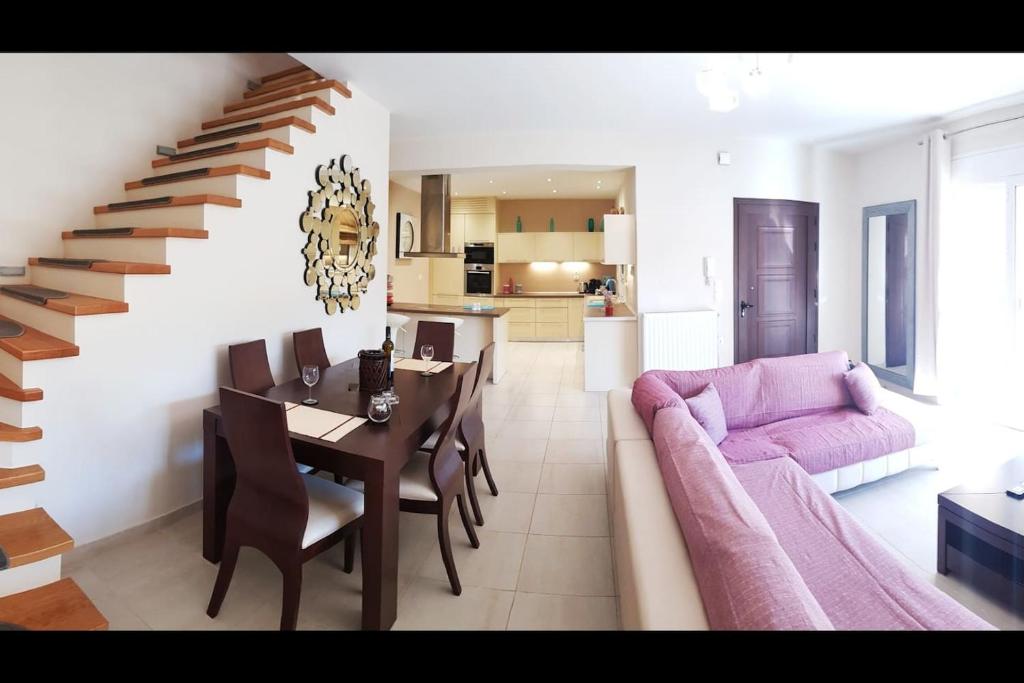 阿普索斯Marianna's House的客厅配有桌子和粉红色的沙发