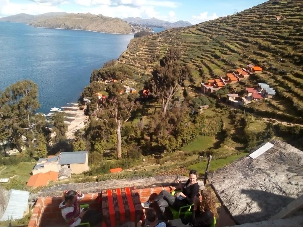 Isla de SolLas Cabañas Lodge的享有葡萄园和水面的空中景致