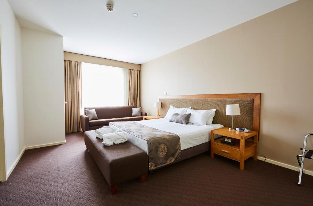 莫宁顿莫宁顿酒店的酒店客房设有一张大床和一张沙发。