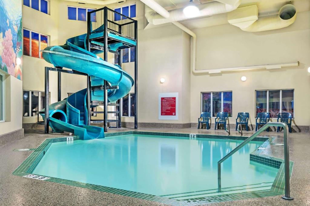 埃德蒙顿南埃得蒙顿速8酒店的一座带滑梯的室内游泳池