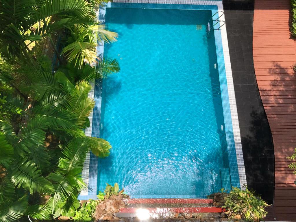 蒲甘皇家蒲甘酒店的一座拥有蓝色海水和棕榈树的游泳池
