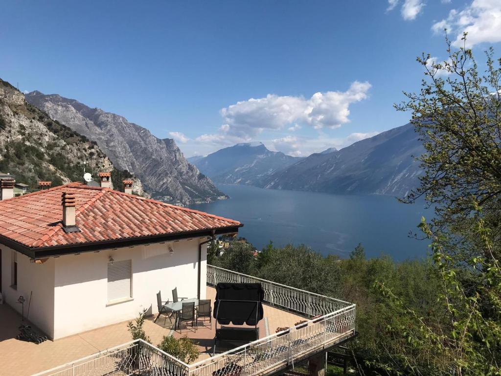 特雷莫西内casa Panoramica的湖景阳台度假屋
