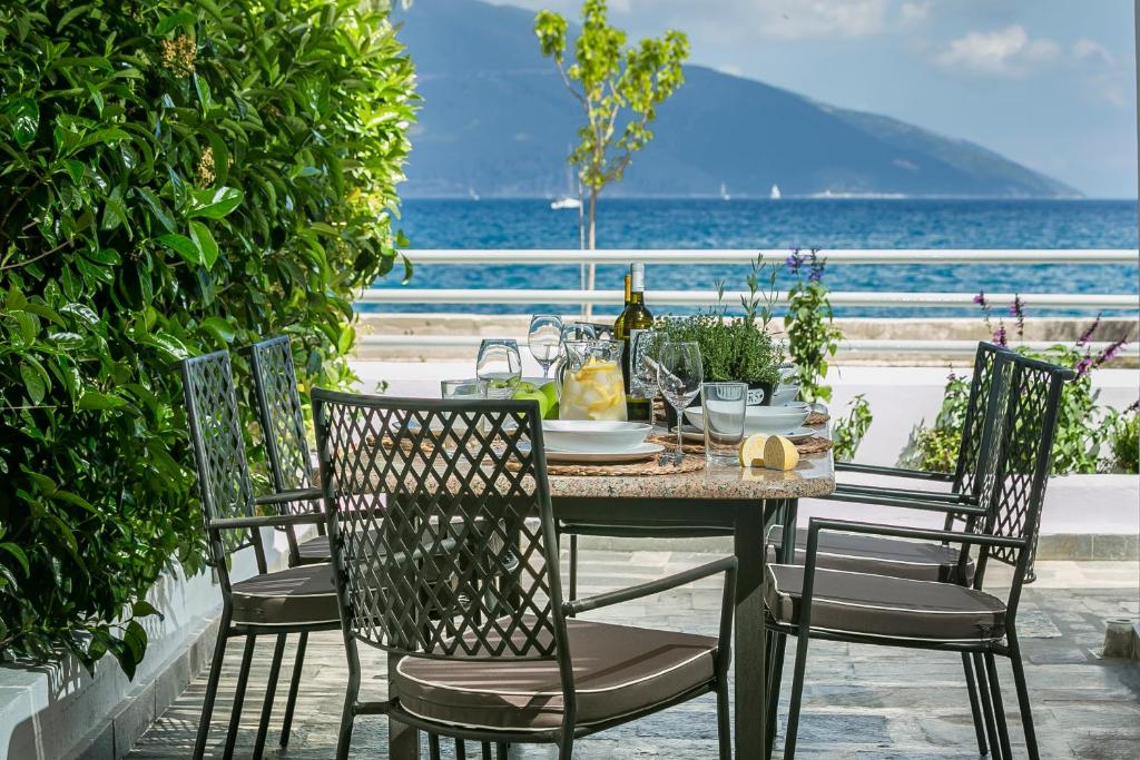 萨米Olvio Living by the Sea的一张桌子和椅子,享有海景