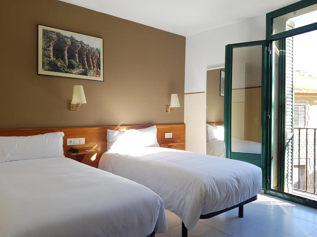 巴塞罗那埃尔哈迪酒店的酒店客房设有两张床和窗户。