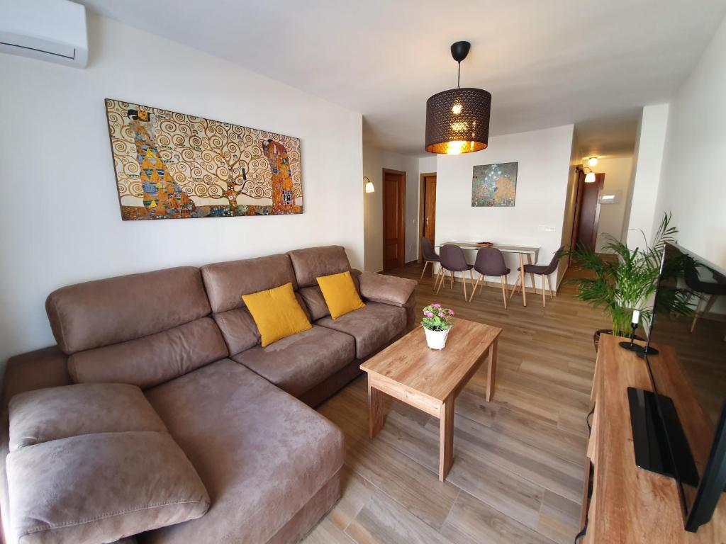 马拉加马拉加火车主站格沃公寓的客厅配有棕色沙发和桌子