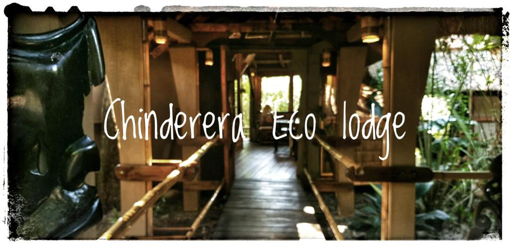 ManguziChinderera Eco Lodge的一条通往一座有孙子们的生态小屋的木道