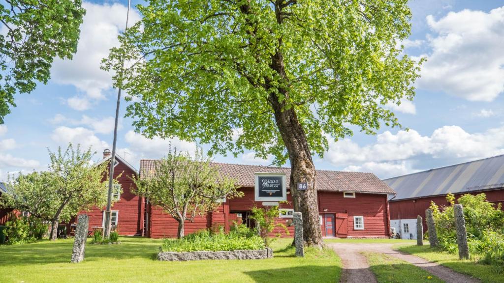 GagnefWikgården B&B的前面有树的红色谷仓