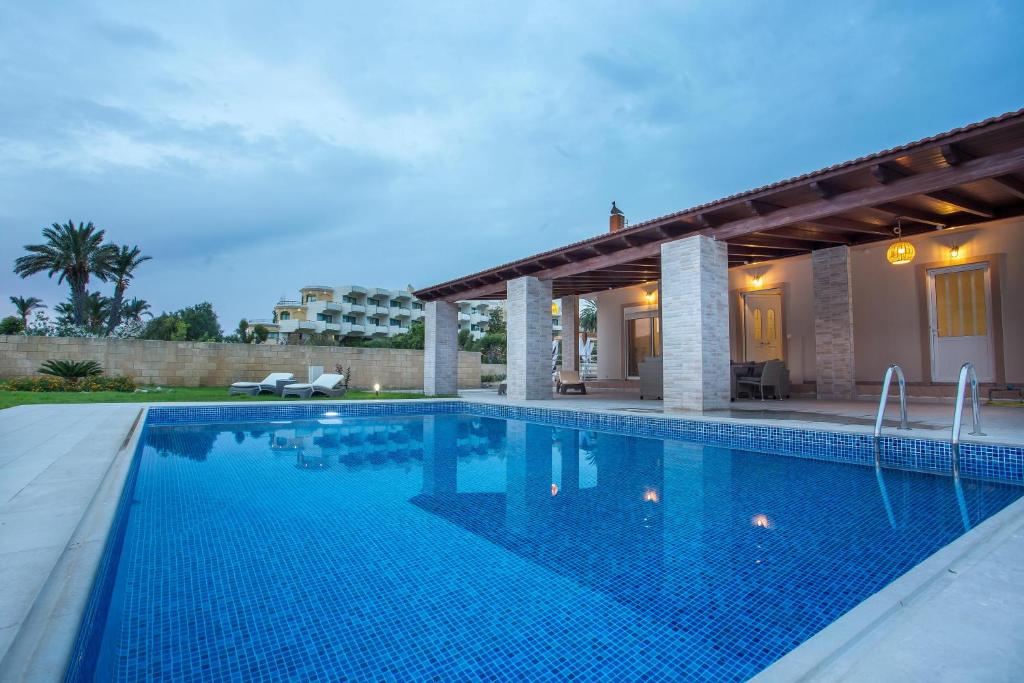 Kalathos Villa内部或周边的泳池