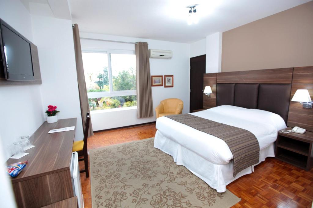 巴热奥比诺巴吉酒店的酒店客房,配有床和电视