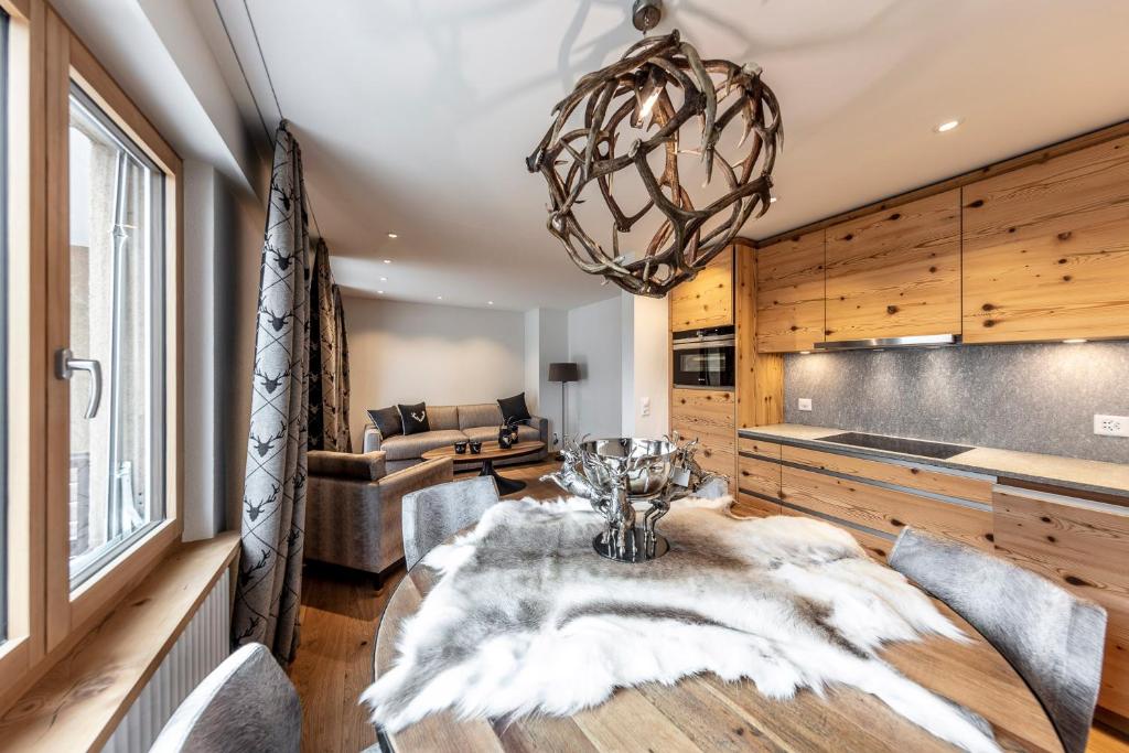 达沃斯Unique Alpic style apartment in the heart of Davos的一间带桌子和吊灯的用餐室