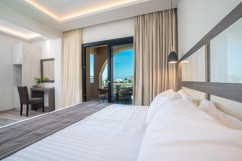 蒂锡利维ABATON Luxury Resort的一间带大床的卧室和一个阳台