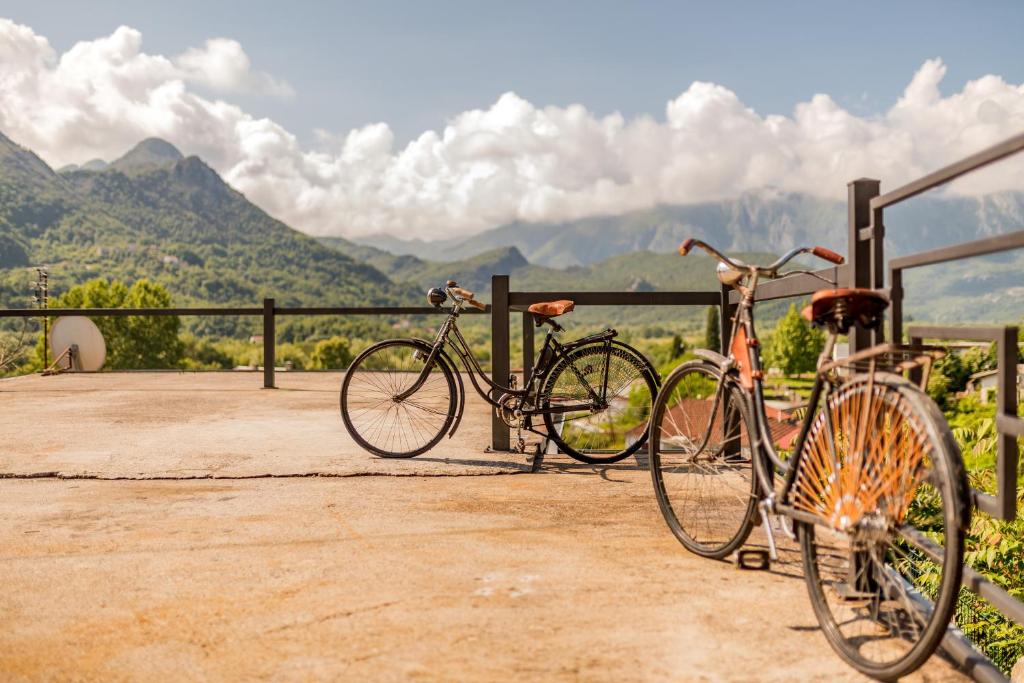 威尔帕扎Guest House Luna的一辆自行车停在一个山 ⁇ 旁边,背景是山 ⁇ 