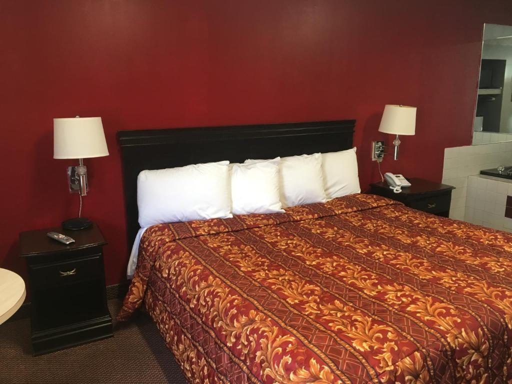 阿布西肯旅程终点汽车旅馆的配有白色枕头的床的酒店客房