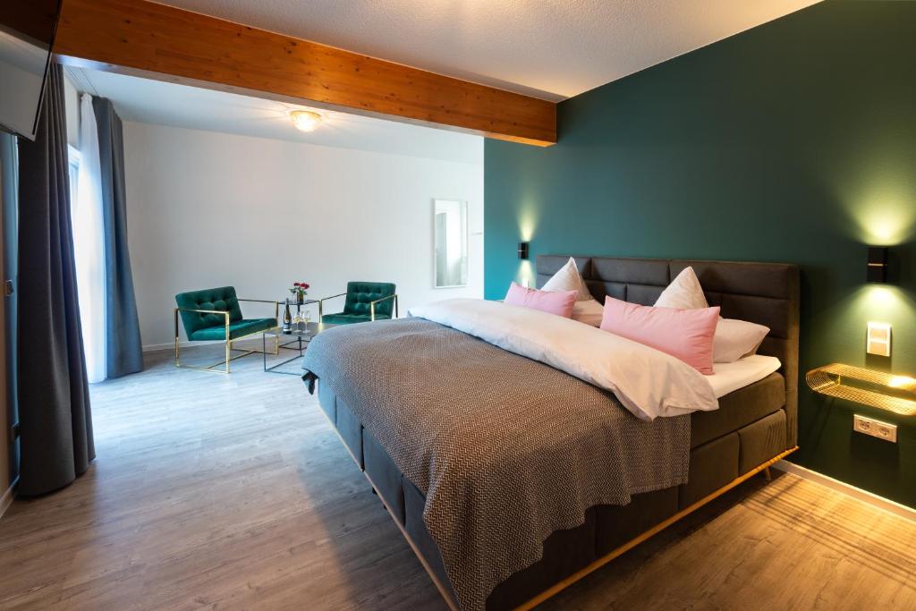 特里滕海姆Moselweingut & Gästehaus Hubertushof的卧室配有一张带粉红色枕头的大床