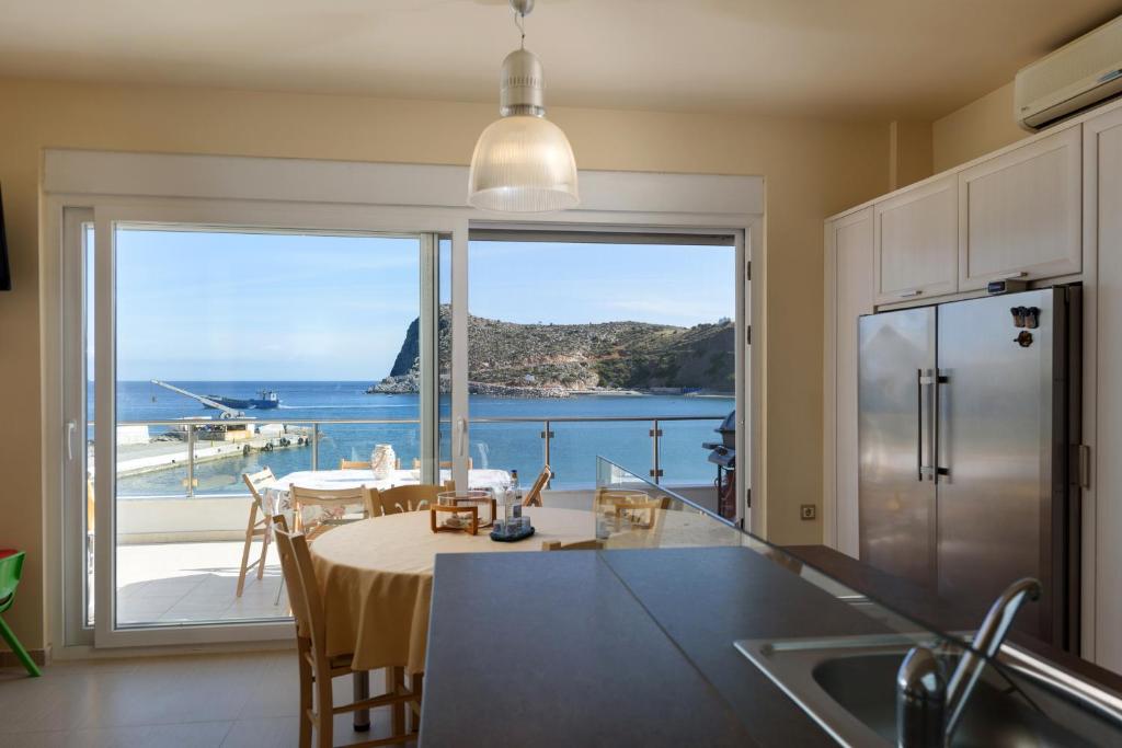 卡里利梅内斯Beach Front Condo South Crete的一个带桌子并享有海景的厨房