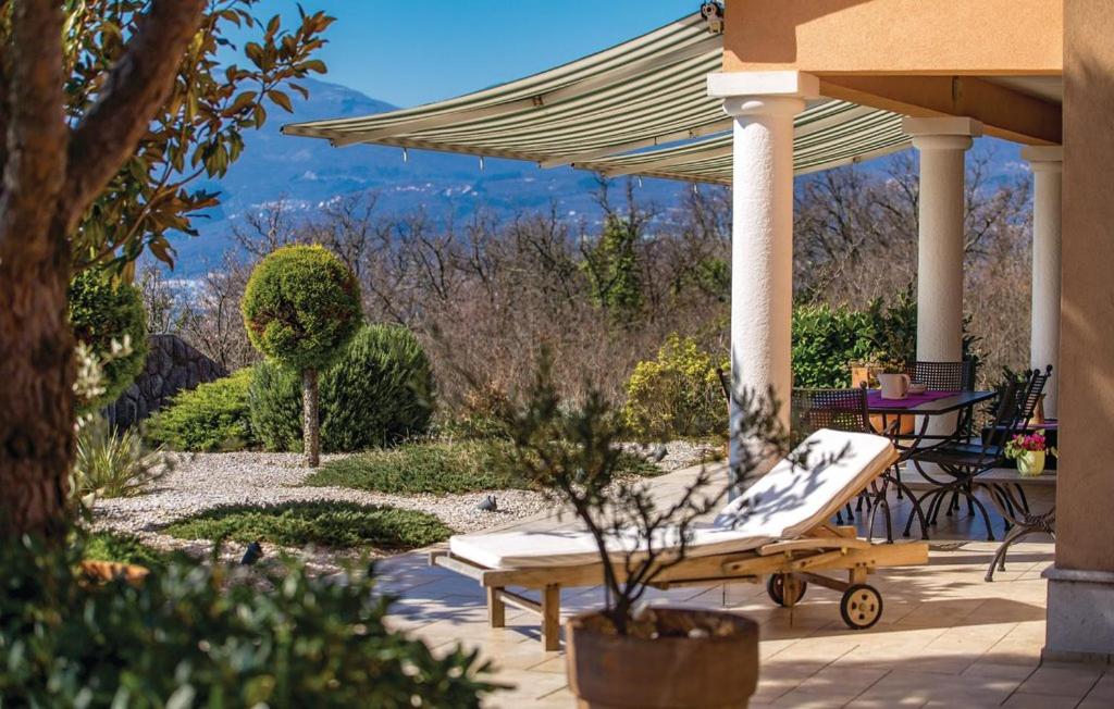 里耶卡Sea View - Casa di Arijana的一个带长凳和头雕的花园