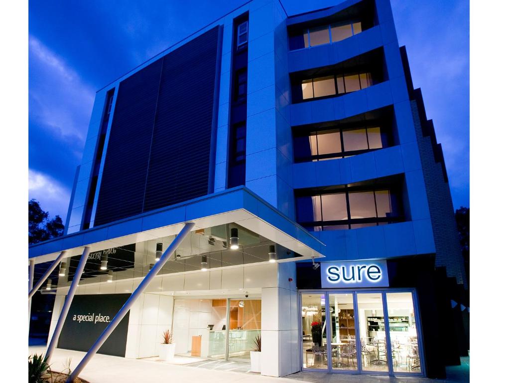 悉尼伦纳德都市酒店的前面有刺鼻标志的蓝色建筑