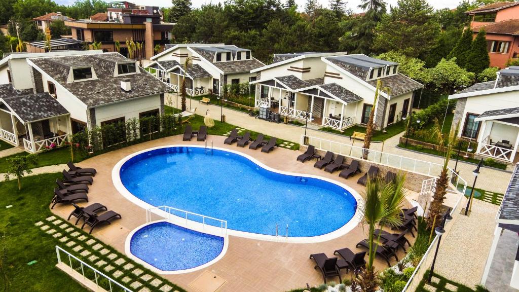 萨潘贾Alfa Suites & SPA的享有带游泳池的房屋的空中景致